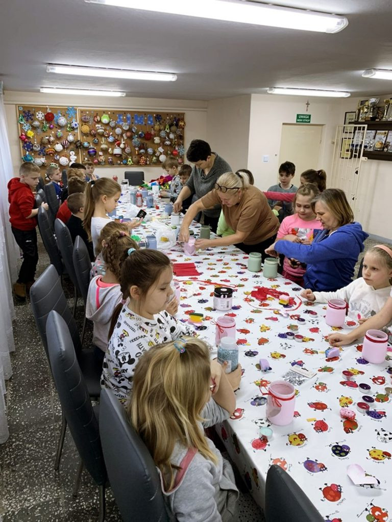 Kolorowe lampiony w ośrodku w Kiernozi