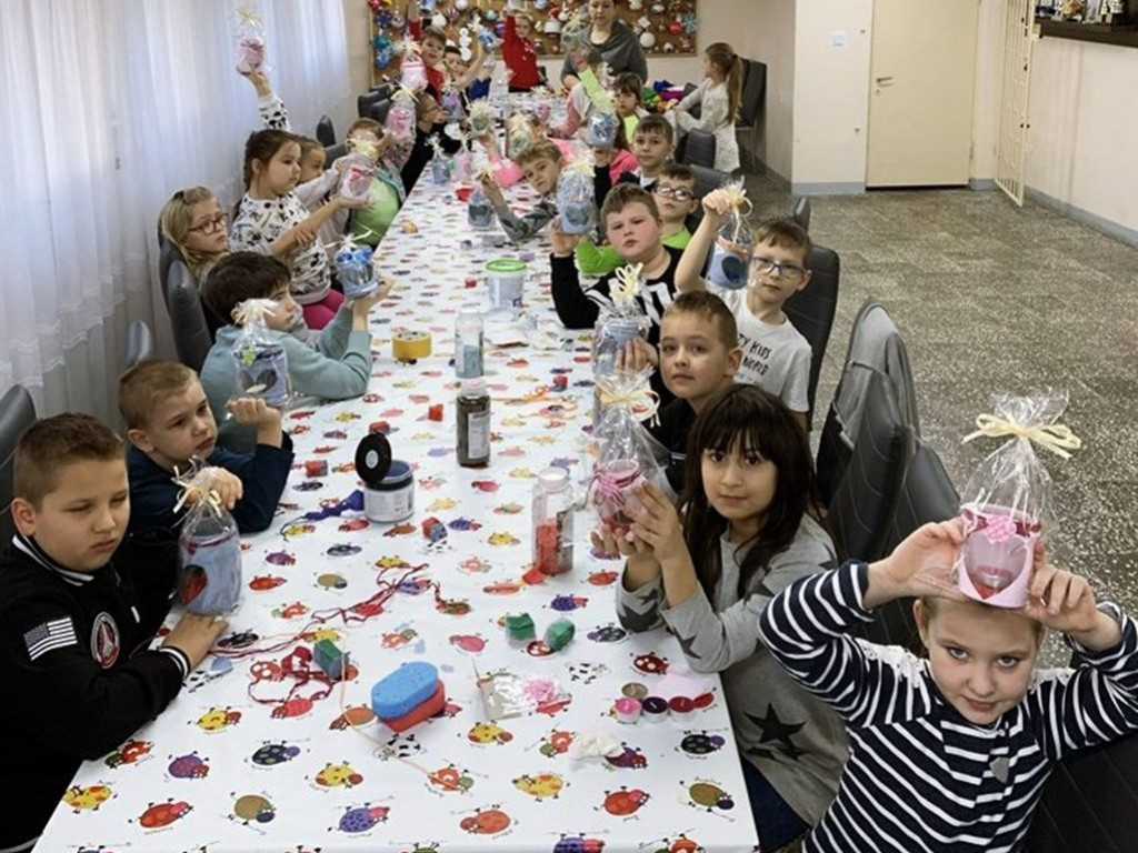 Kolorowe lampiony w ośrodku w Kiernozi