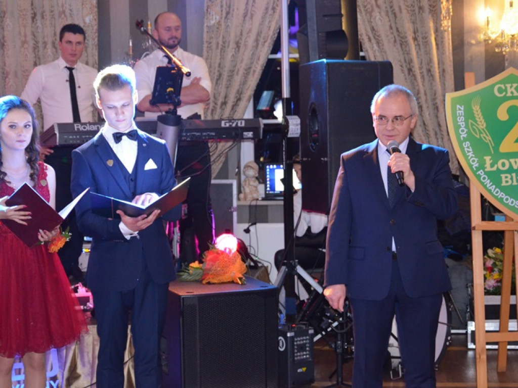 Młodzież blichowska bawi się na studniówce
