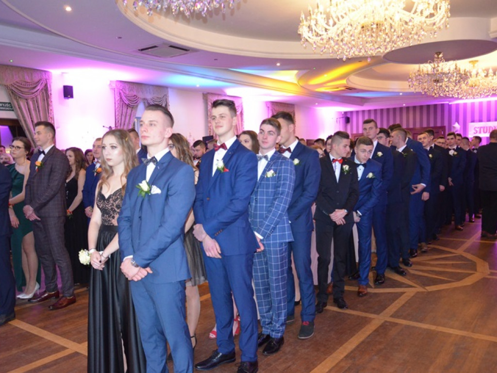 Młodzież blichowska bawi się na studniówce