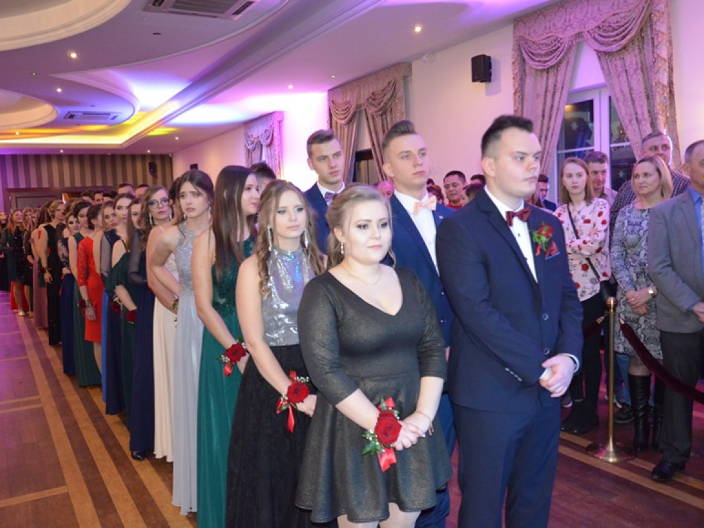 Młodzież blichowska bawi się na studniówce