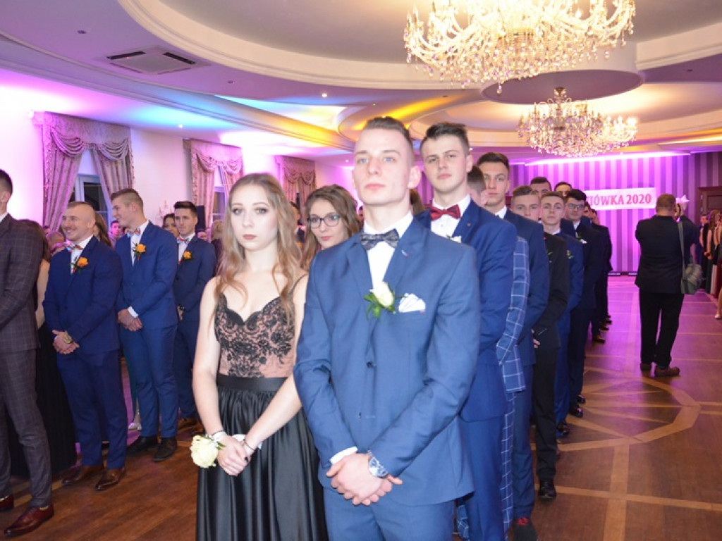 Młodzież blichowska bawi się na studniówce