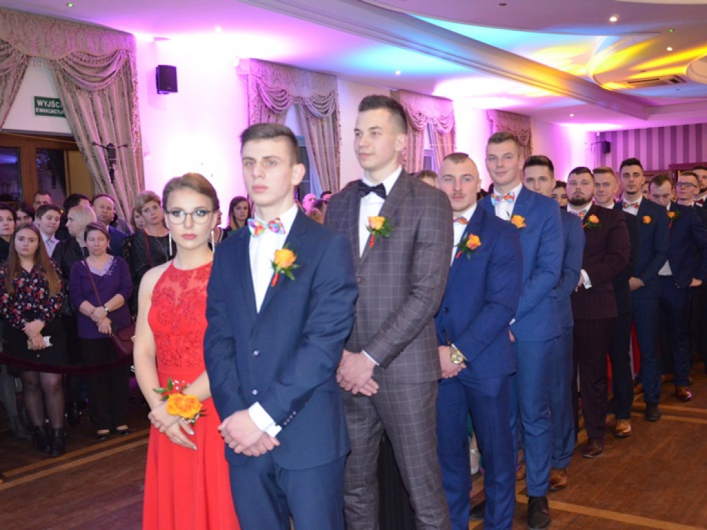 Młodzież blichowska bawi się na studniówce