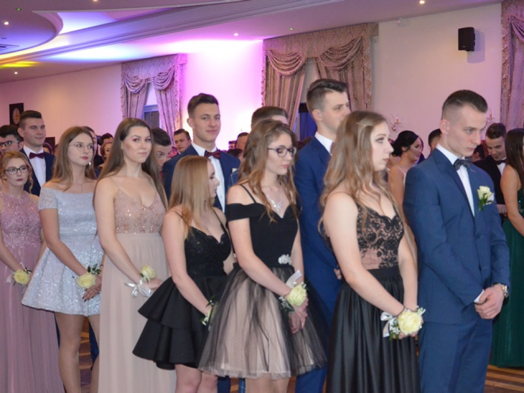 Młodzież blichowska bawi się na studniówce
