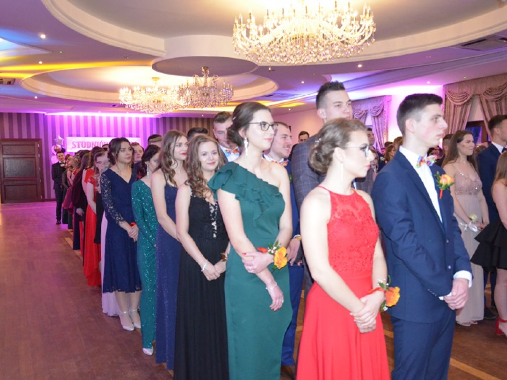Młodzież blichowska bawi się na studniówce