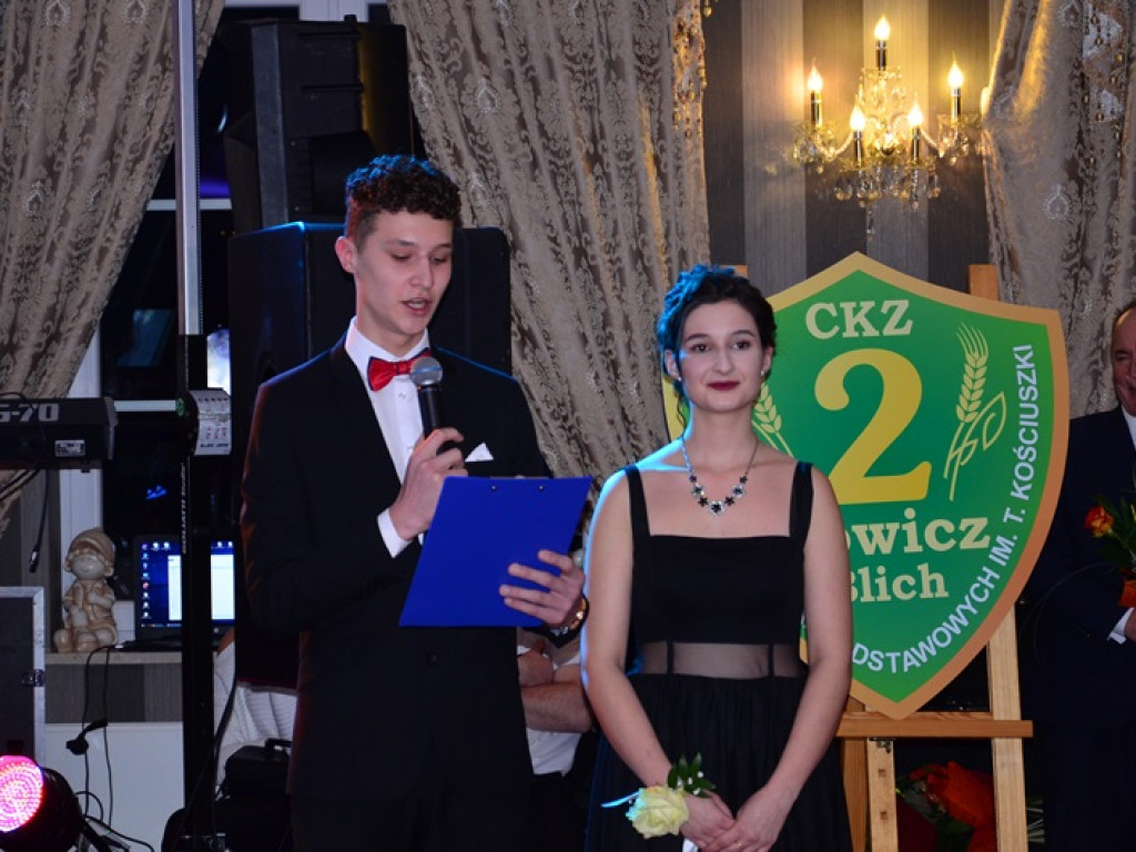 Młodzież blichowska bawi się na studniówce