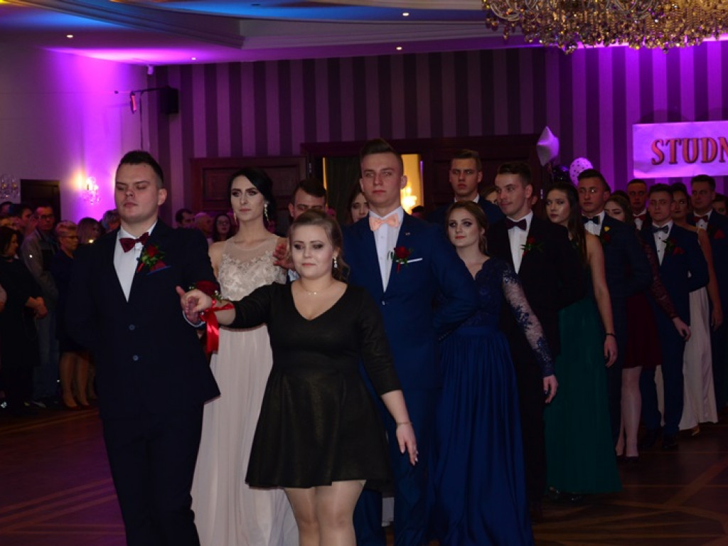 Młodzież blichowska bawi się na studniówce
