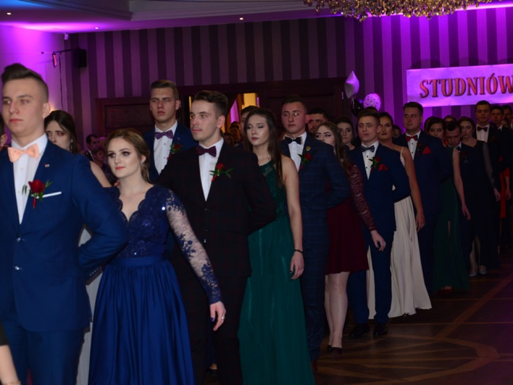 Młodzież blichowska bawi się na studniówce