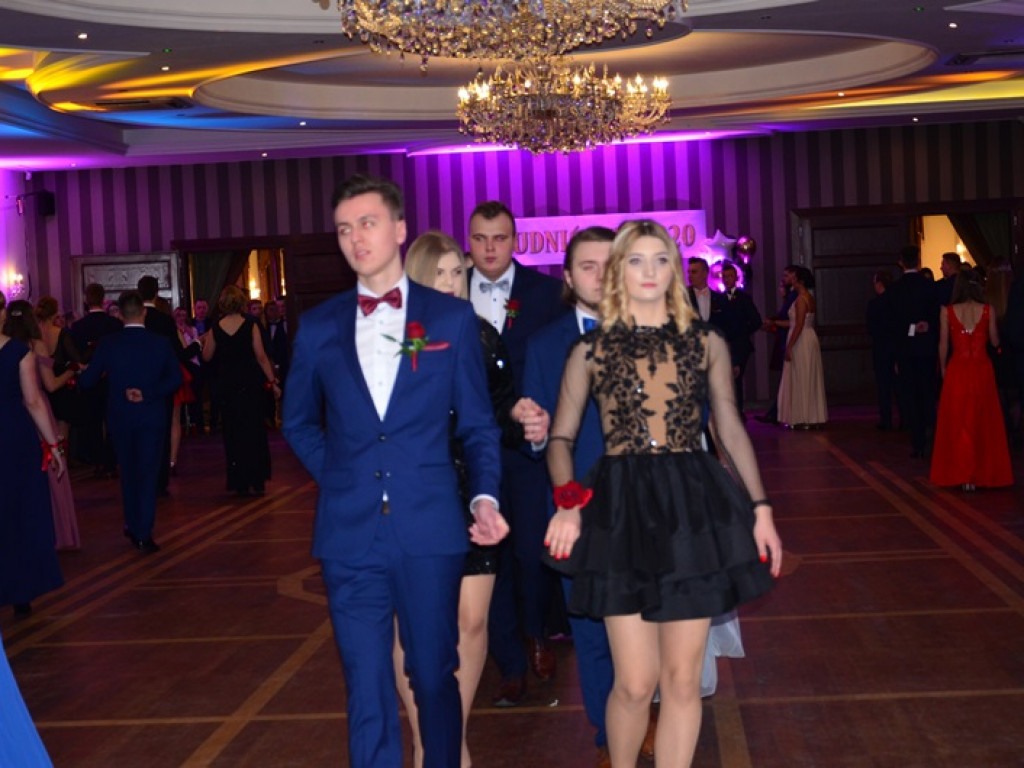 Młodzież blichowska bawi się na studniówce