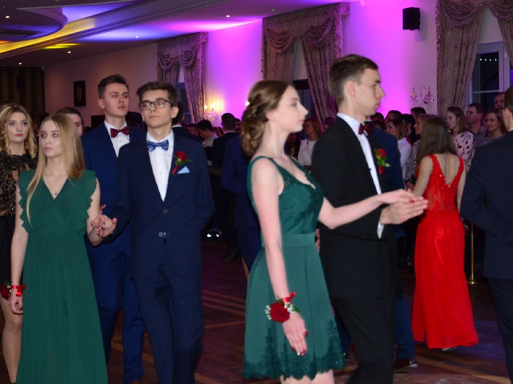 Młodzież blichowska bawi się na studniówce