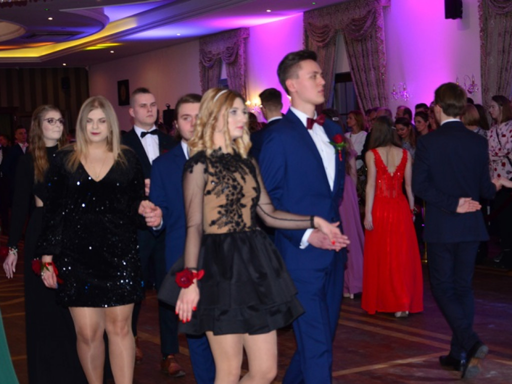 Młodzież blichowska bawi się na studniówce