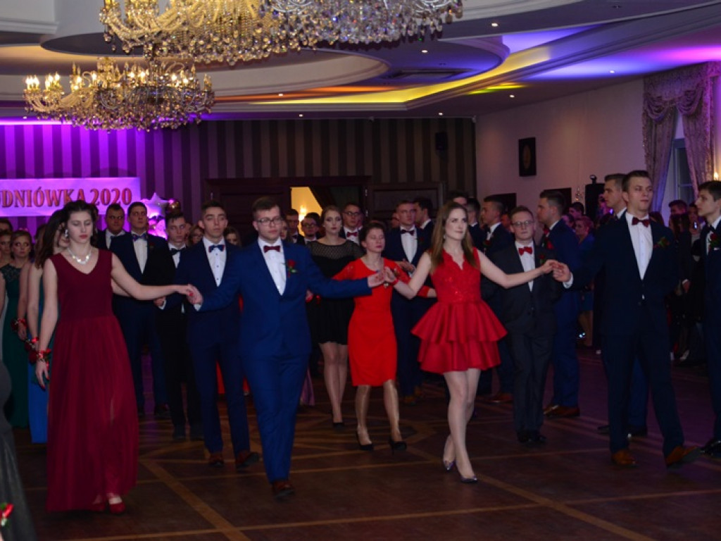 Młodzież blichowska bawi się na studniówce