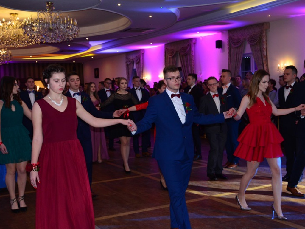 Młodzież blichowska bawi się na studniówce