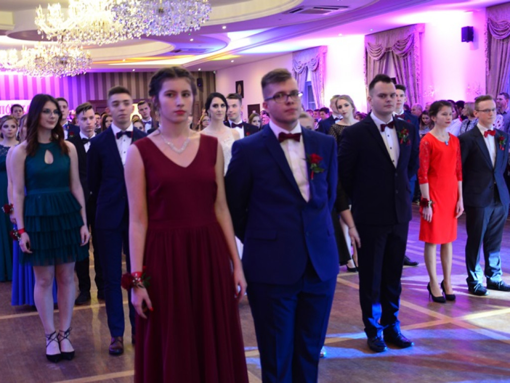 Młodzież blichowska bawi się na studniówce