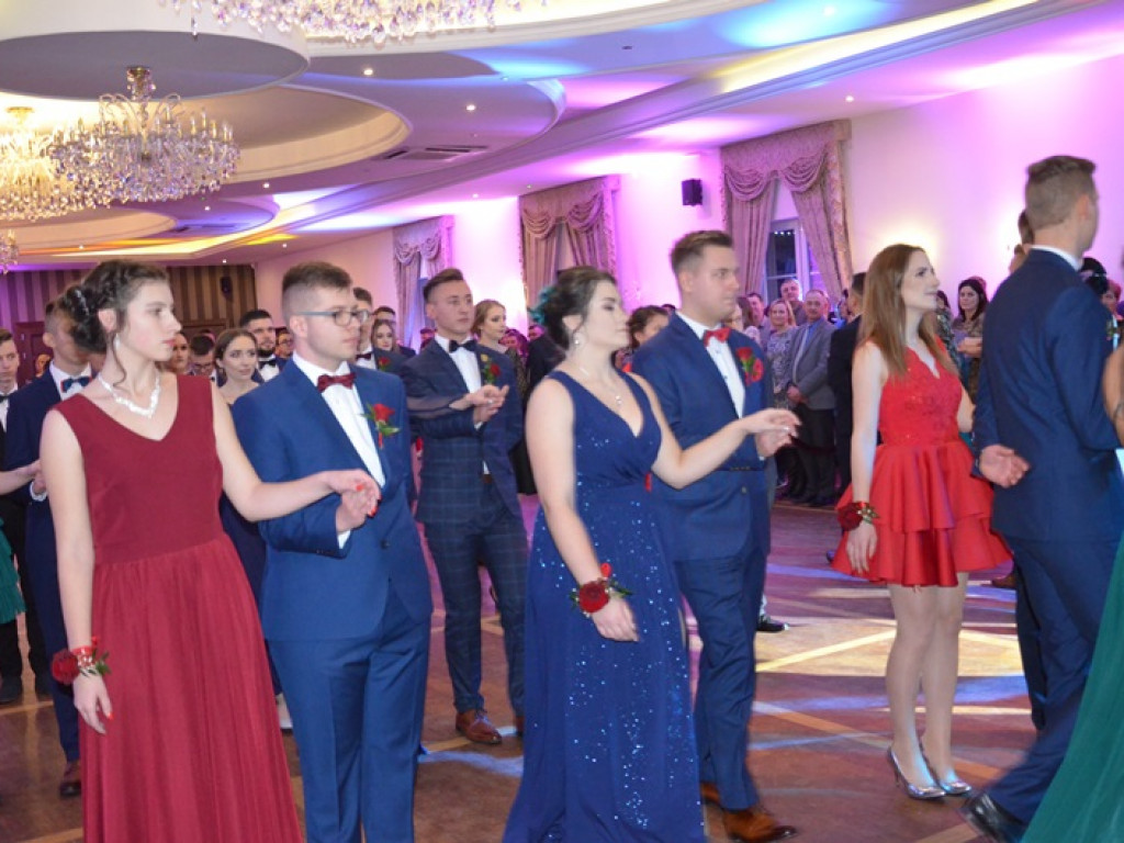 Młodzież blichowska bawi się na studniówce