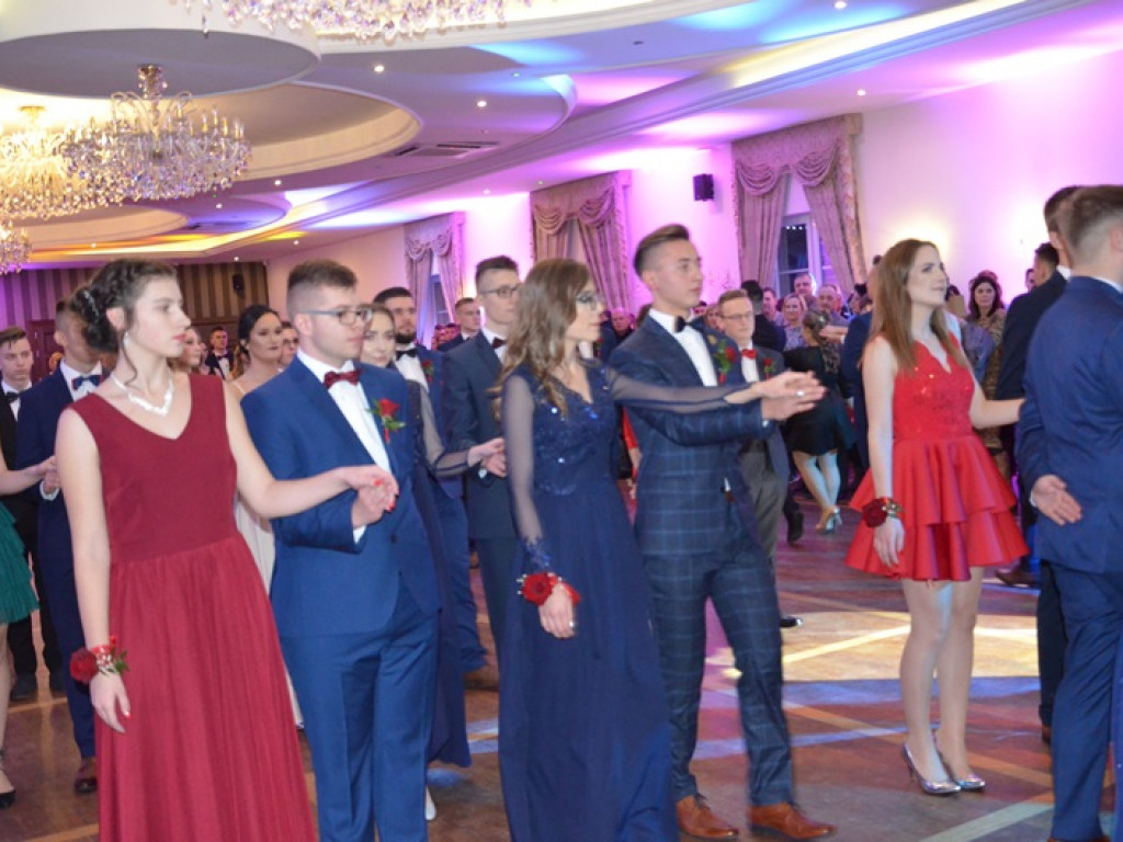 Młodzież blichowska bawi się na studniówce