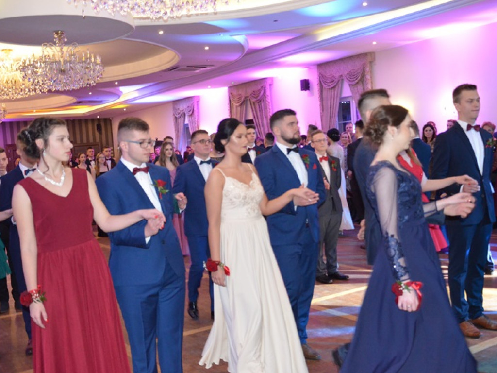 Młodzież blichowska bawi się na studniówce