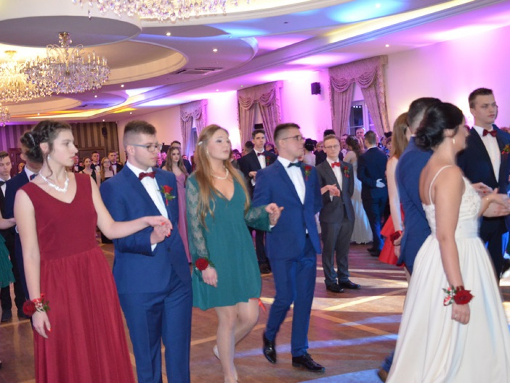 Młodzież blichowska bawi się na studniówce