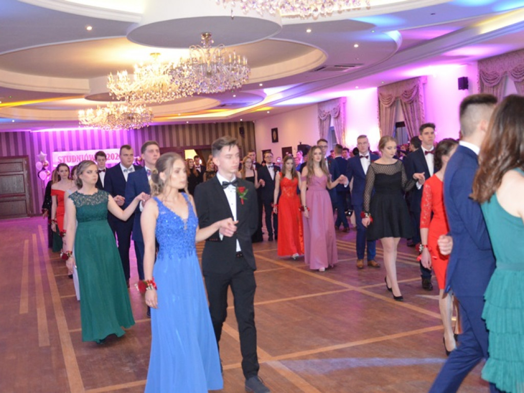 Młodzież blichowska bawi się na studniówce