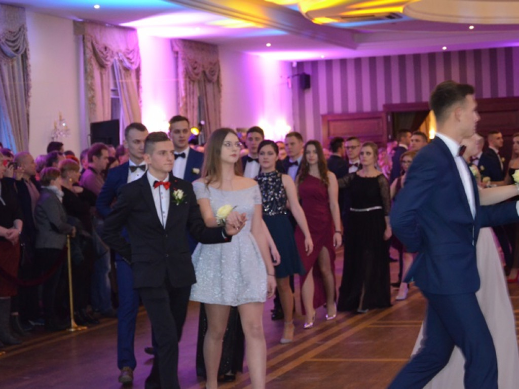 Młodzież blichowska bawi się na studniówce