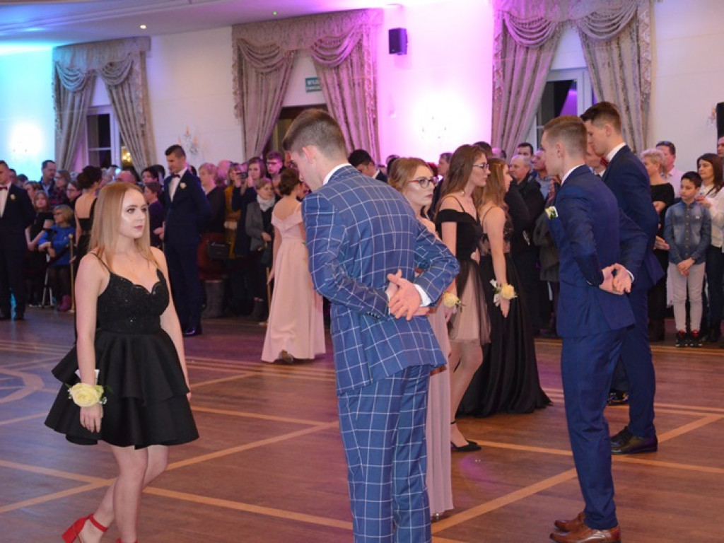 Młodzież blichowska bawi się na studniówce