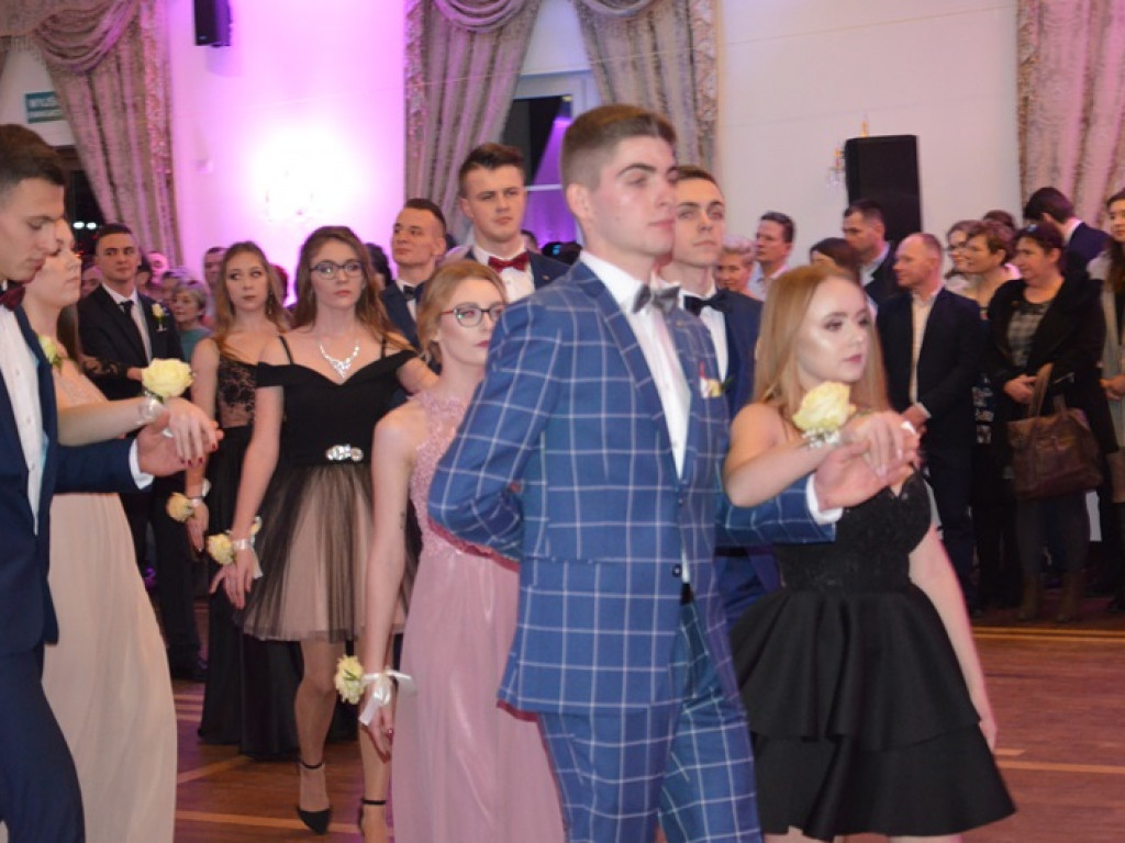 Młodzież blichowska bawi się na studniówce