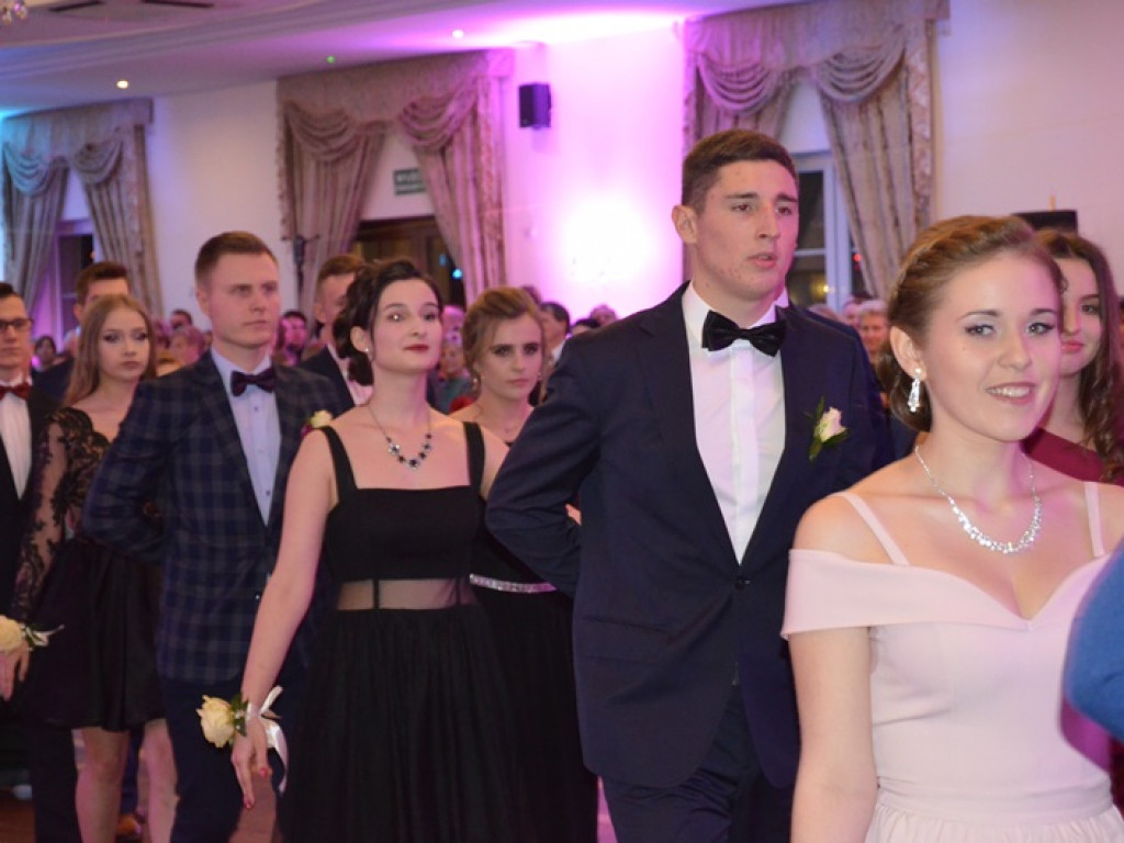 Młodzież blichowska bawi się na studniówce
