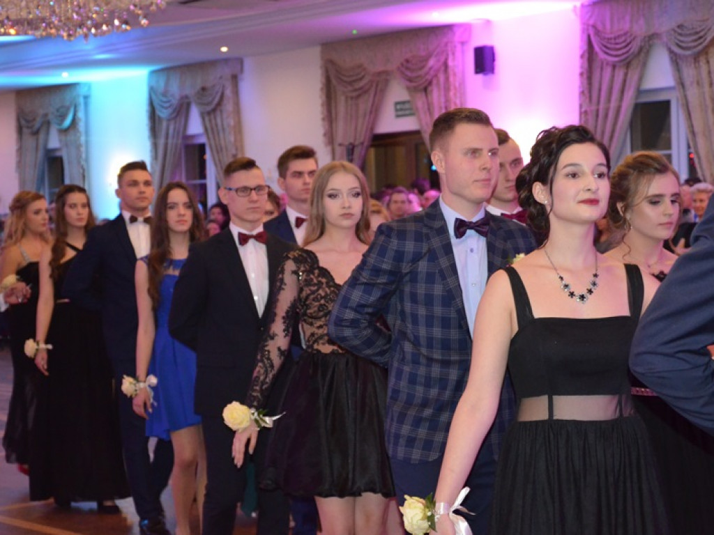 Młodzież blichowska bawi się na studniówce