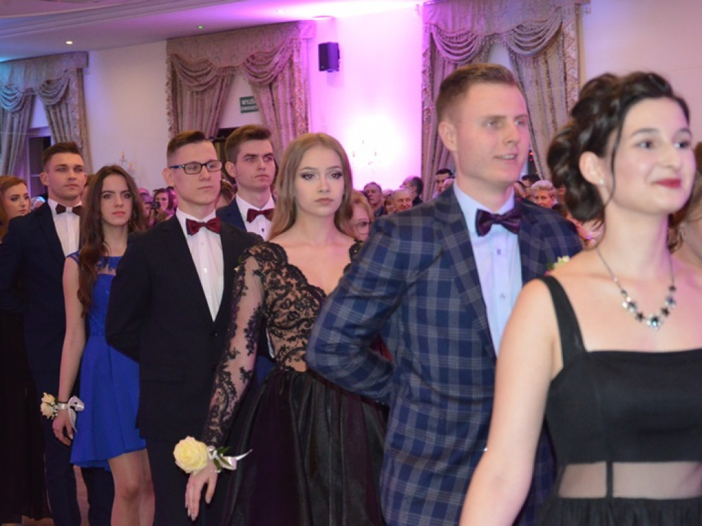 Młodzież blichowska bawi się na studniówce