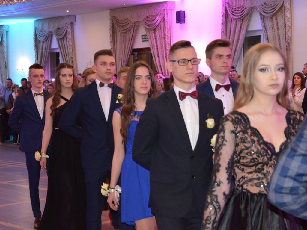 Młodzież blichowska bawi się na studniówce