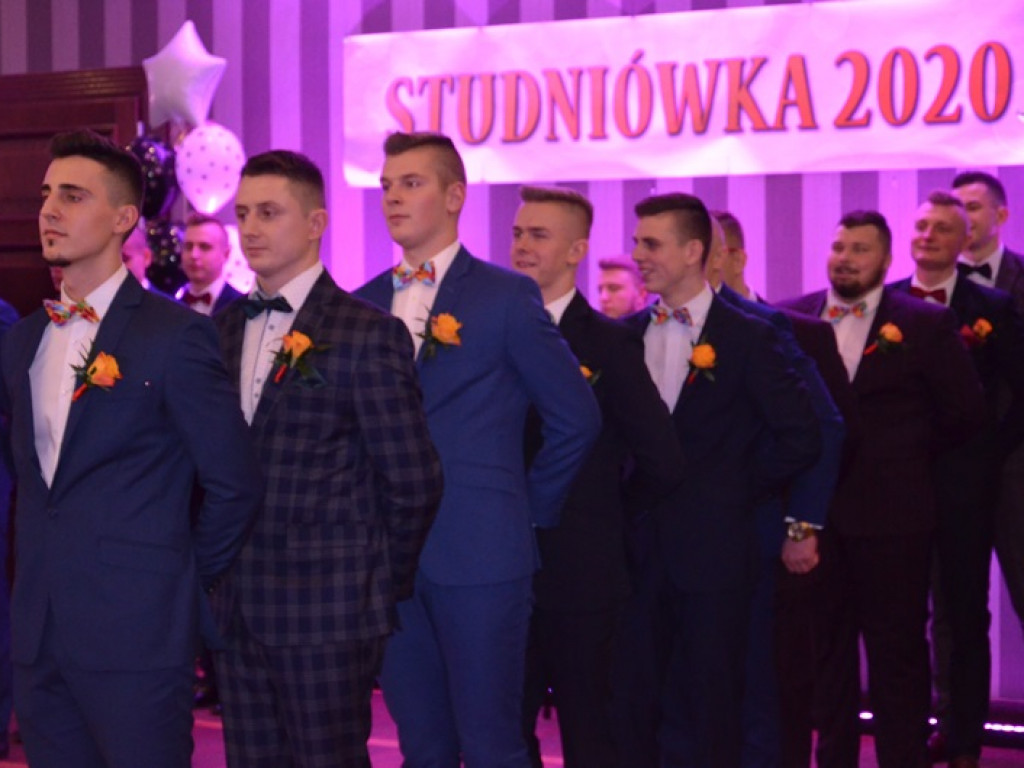 Młodzież blichowska bawi się na studniówce