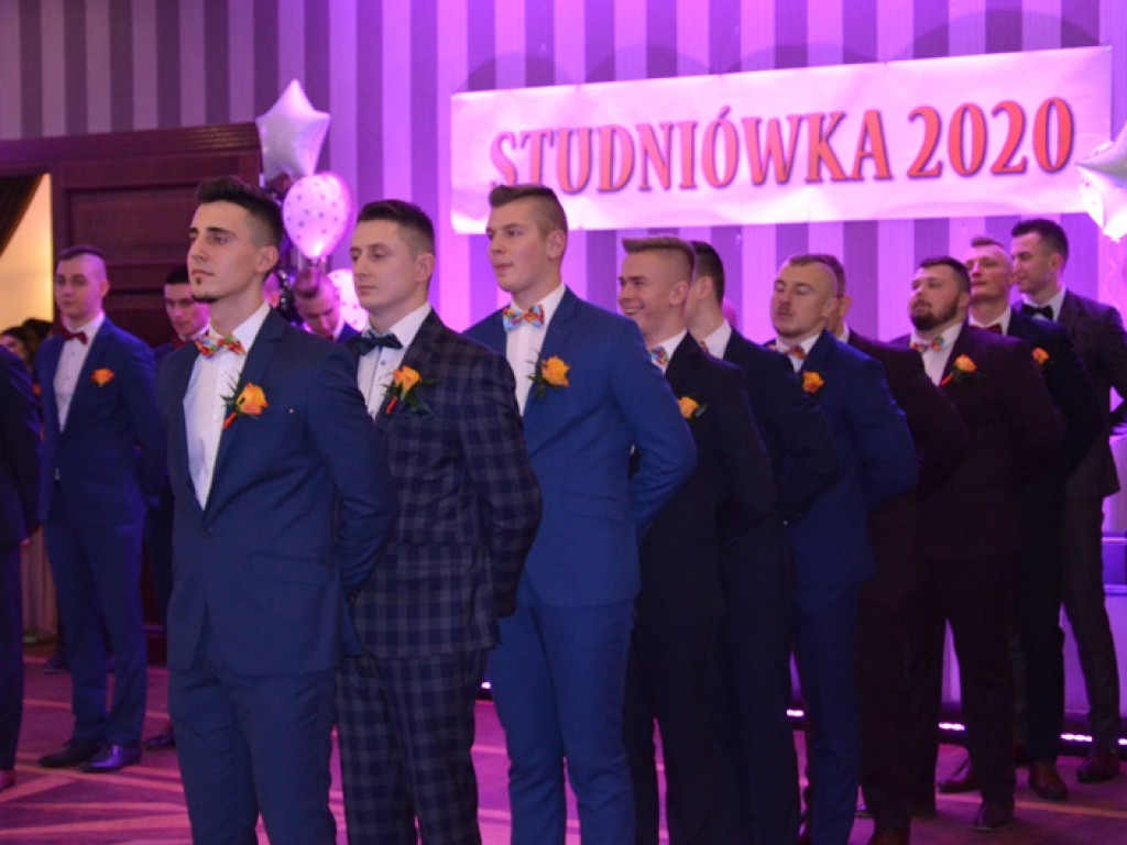 Młodzież blichowska bawi się na studniówce