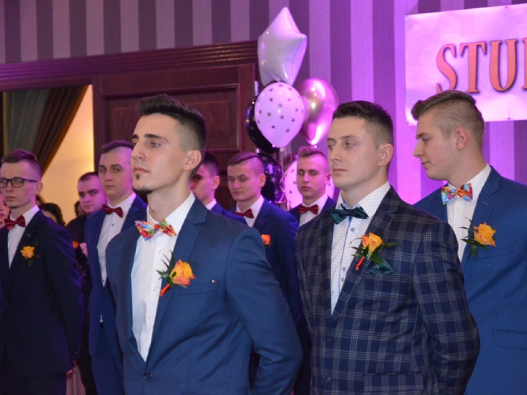 Młodzież blichowska bawi się na studniówce