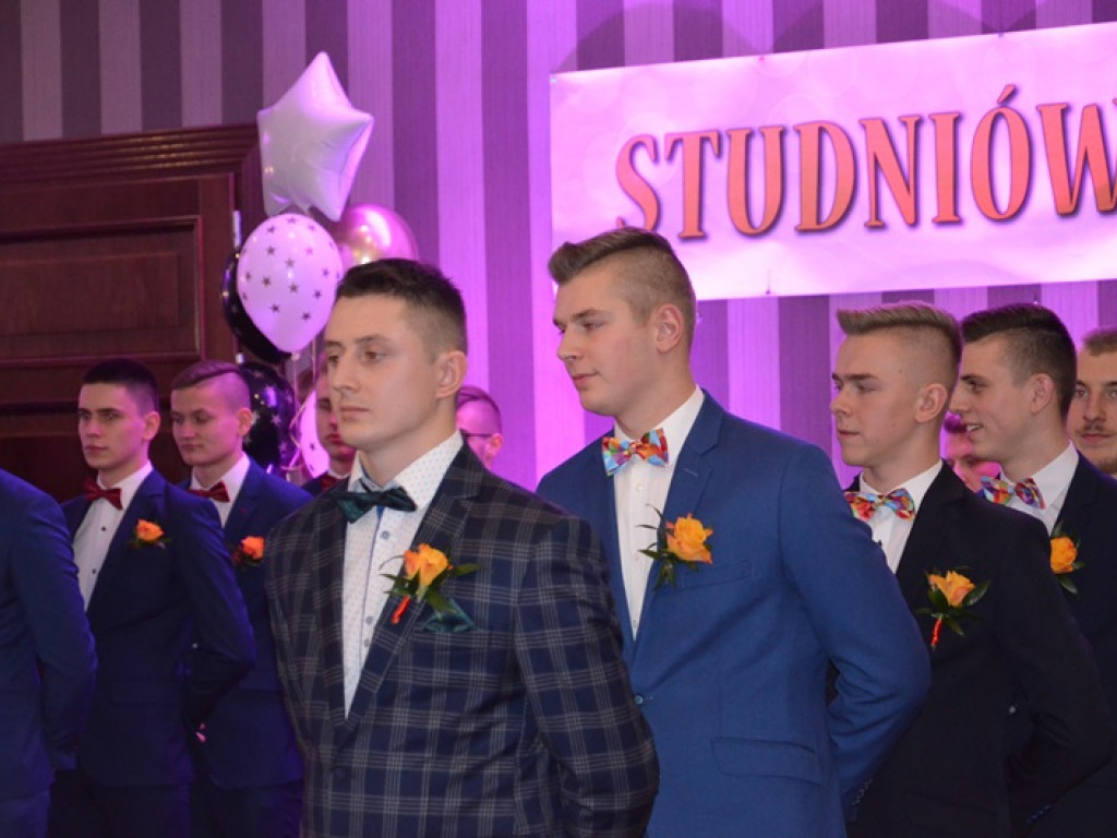 Młodzież blichowska bawi się na studniówce