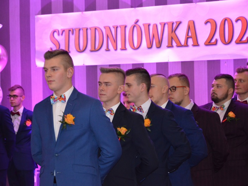 Młodzież blichowska bawi się na studniówce