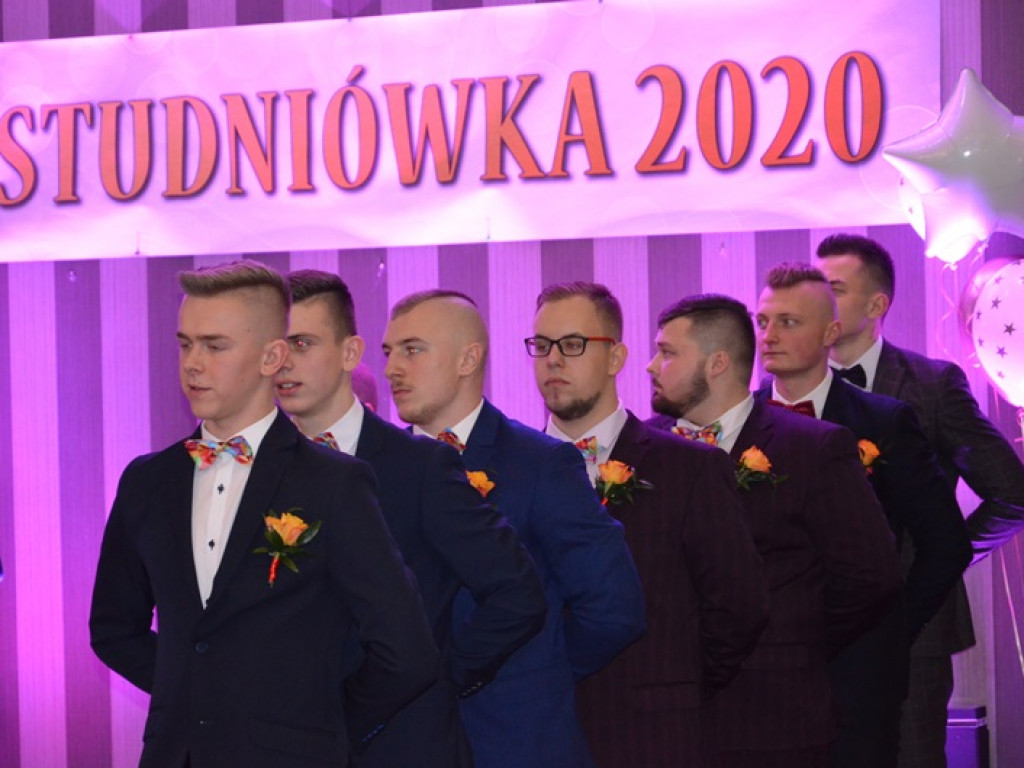 Młodzież blichowska bawi się na studniówce