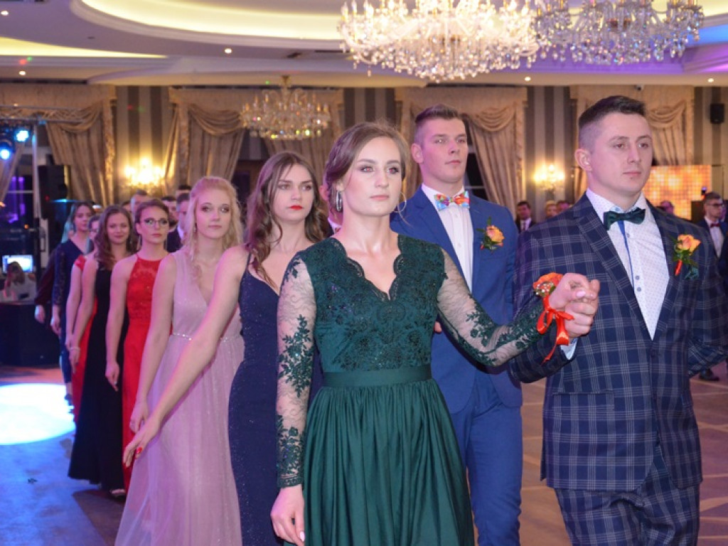 Młodzież blichowska bawi się na studniówce