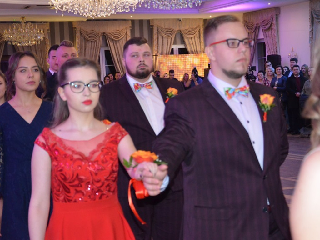 Młodzież blichowska bawi się na studniówce