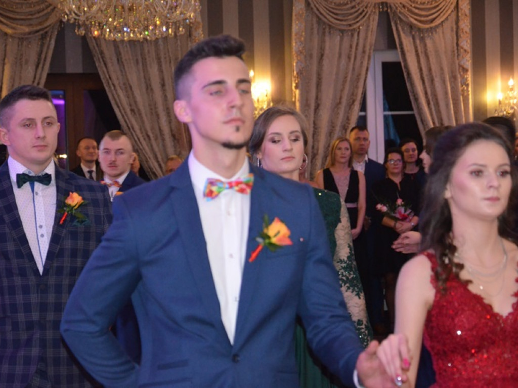 Młodzież blichowska bawi się na studniówce