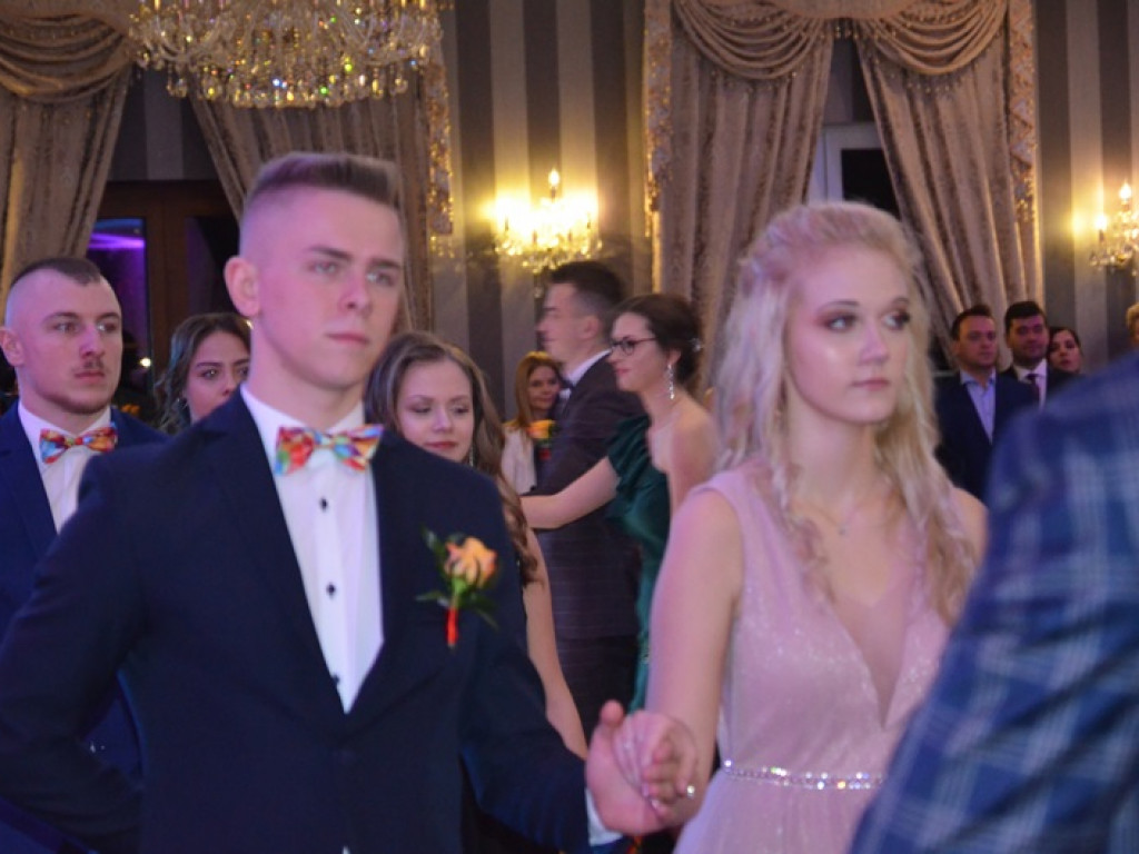 Młodzież blichowska bawi się na studniówce