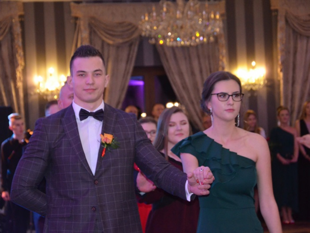 Młodzież blichowska bawi się na studniówce