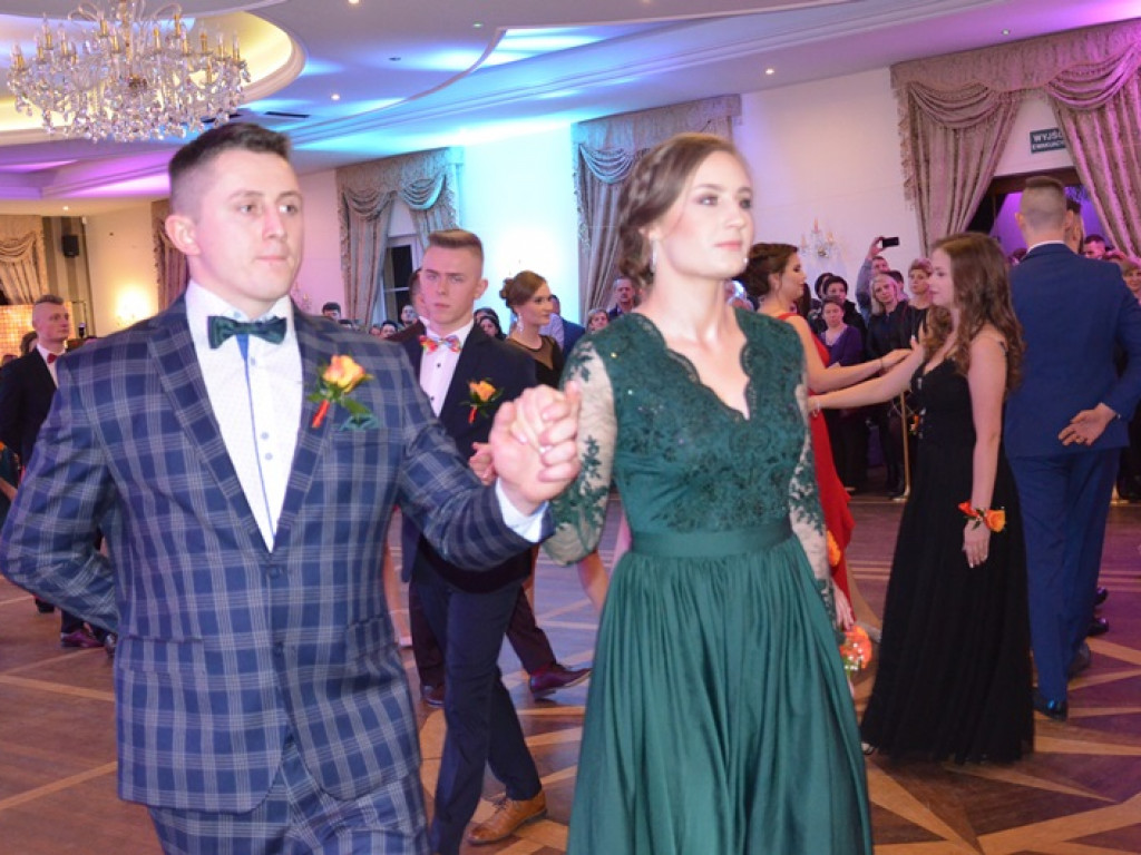 Młodzież blichowska bawi się na studniówce