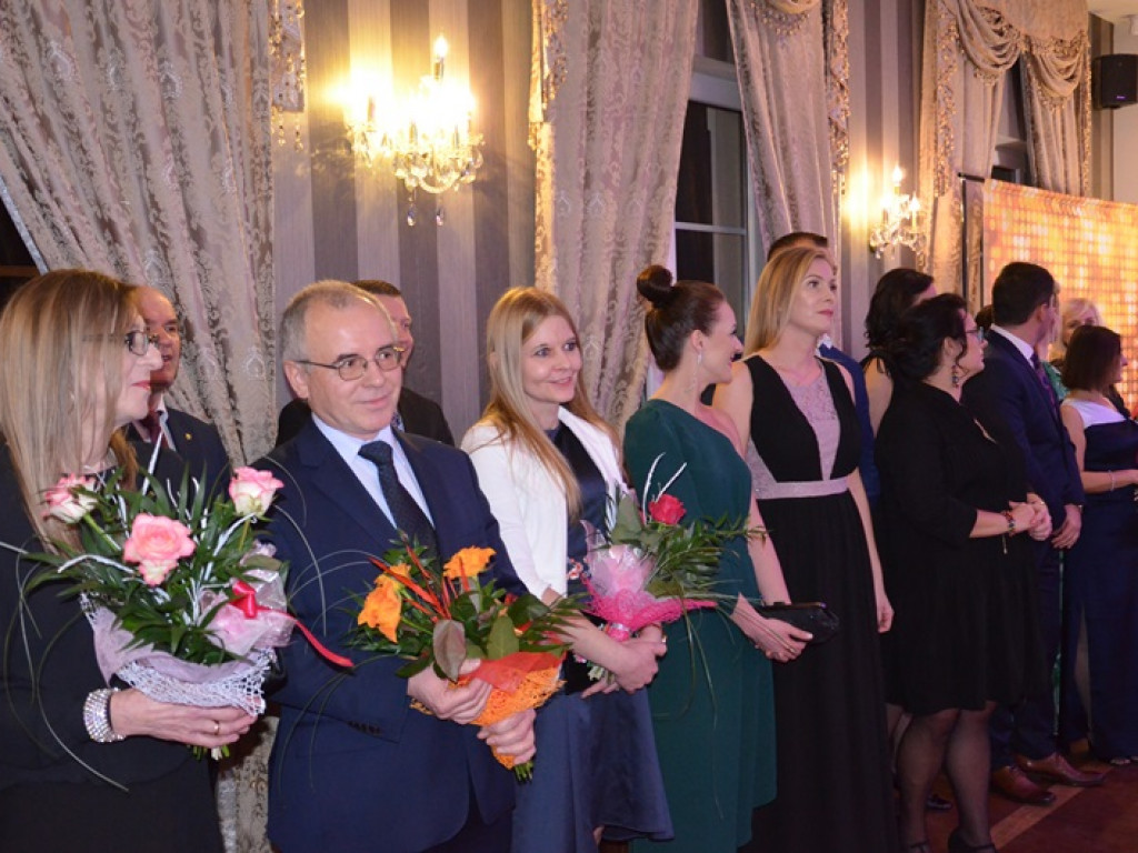 Młodzież blichowska bawi się na studniówce