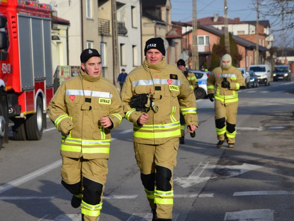Strażacki bieg rozpoczął wydarzenia WOŚP w Kiernozi