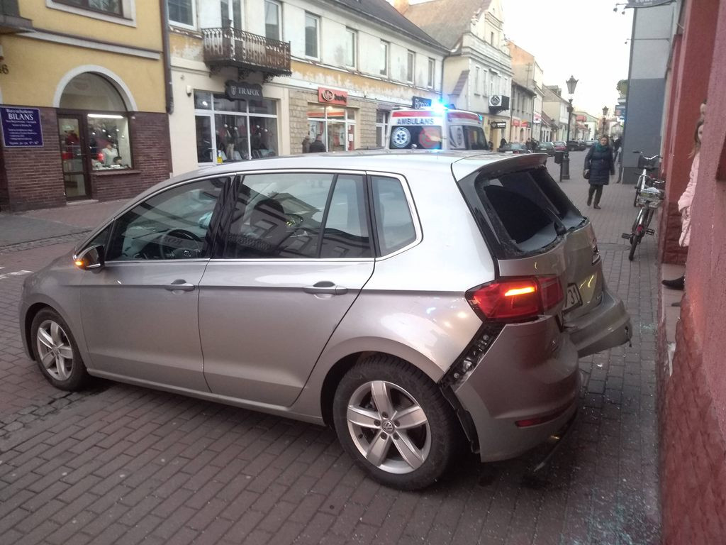 Wypadek na Zduńskiej, samochód uderzył w mur