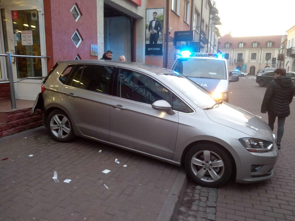 Wypadek na Zduńskiej, samochód uderzył w mur