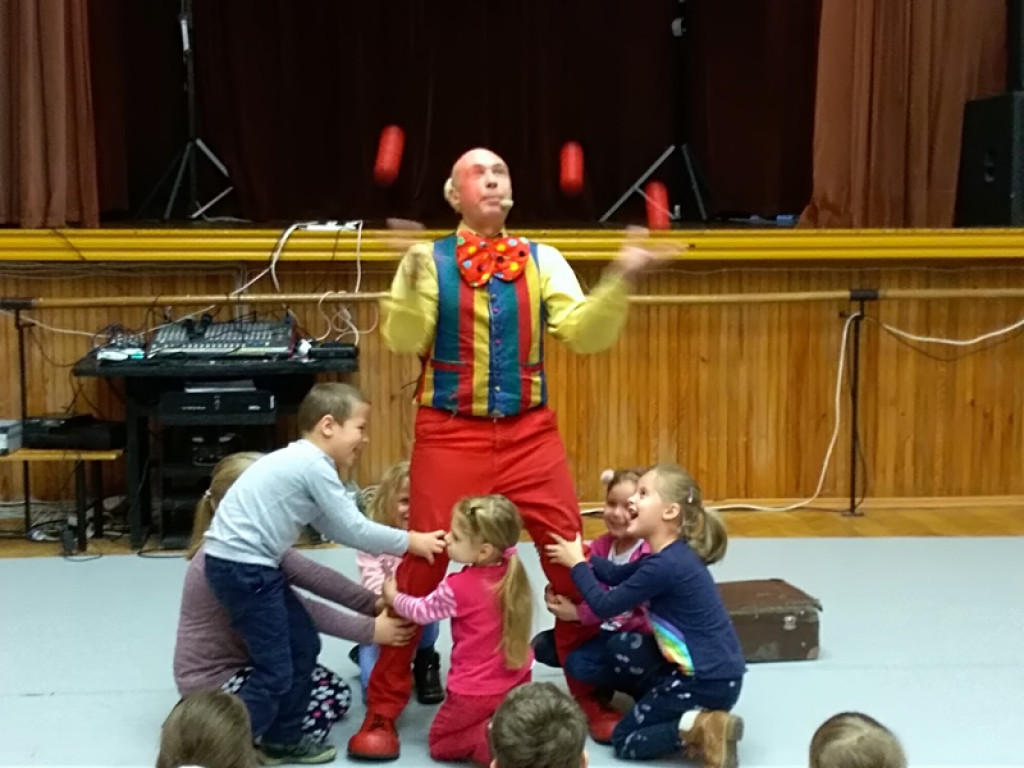 Żonglerka i latające talerze - Eduardo Show w Głownie