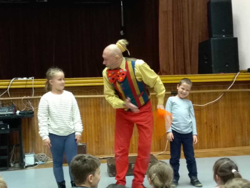 Żonglerka i latające talerze - Eduardo Show w Głownie