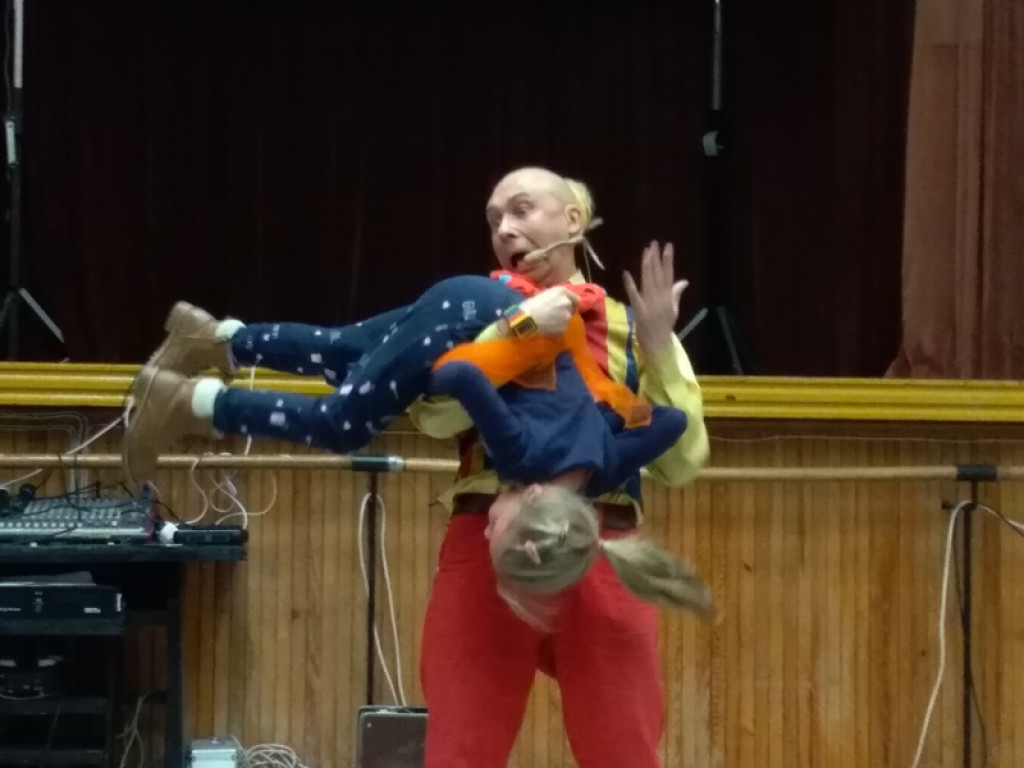Żonglerka i latające talerze - Eduardo Show w Głownie