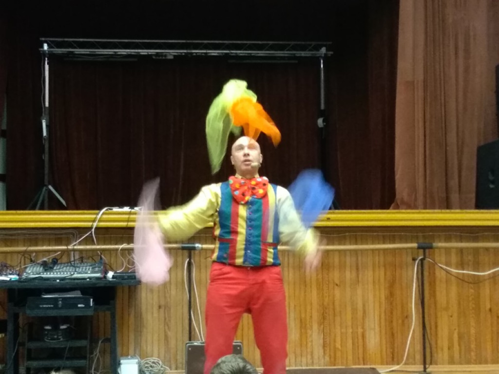 Żonglerka i latające talerze - Eduardo Show w Głownie